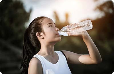 低头喝水对缓解打嗝的疗效观察