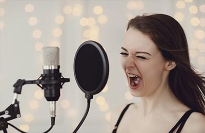 关于美声唱法中女高音中低声区训练的几点看法